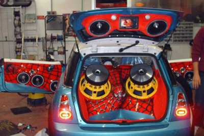 Mega stereo e musica ''a palla'': a Bari sfida tra auto a colpi di decibel
